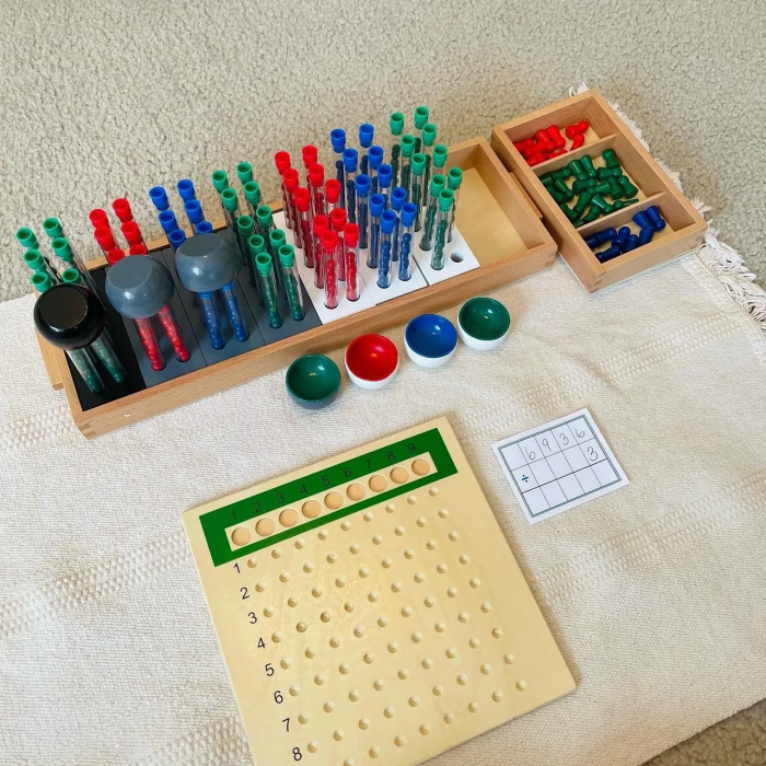 Giá và ống nghiệm (Short Division with Board and Racks of Tubes)